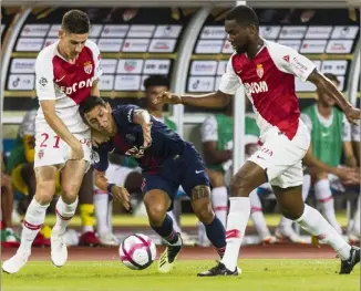  ??  ?? Serrano et Ahoulou ont eu toutes les peines du monde à contenir le PSG et notamment Di Maria, auteur d’un doublé et élu homme du match.