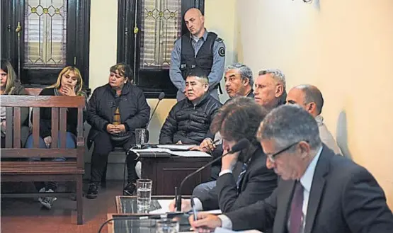  ?? (LA VOZ) ?? En el banquillo. Los tres acusados, ayer en la sala de audiencias, junto a abogados y a familiares. La condena se conocerá a fines de mes.