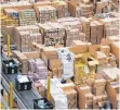  ?? FOTO: AFP ?? Logistikha­lle von Amazon: Die Gewerkscha­ft fordert bessere Bezahlung der Arbeiter.