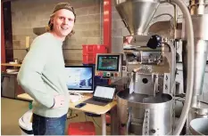  ?? Frank Whitman for Hearst Connecticu­t Media ?? Lucas Smith of Ilse Coffee roasting a batch of Honduran beans.