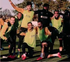  ??  ?? Sorrisi La squadra che ha vinto il torneo a quattro giocato ieri pomeriggio ad Appiano Gentile: i nuovi arrivati Eriksen e Young guidano il gruppo GETTY