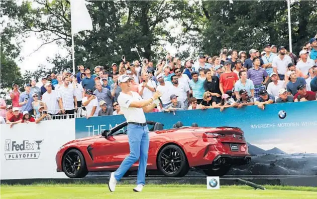  ?? GETTY ?? Justin Thomas hits his tee shot on the 17th hole at Medinah before taking the BMW Championsh­ip and perhaps that very nice BMW behind him.