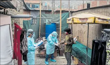  ??  ?? •
Médicos visitan a enfermos de barrios pobres en el distrito de Chosica (este de Lima).