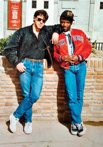  ?? E. M. ?? El Kung Fu y el Berry, a la derecha, posando con cazadoras de béisbol en los años 80, en un barrio de Madrid.