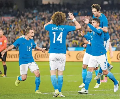  ??  ?? Los brasileños celebraron la victoria ante Australia