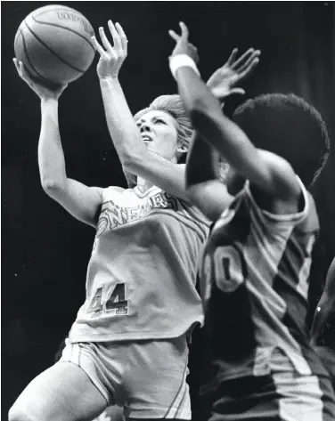  ?? Susan Gilbert / The Chronicle 1981 ?? “Machine Gun” Molly Bolin, an accomplish­ed profession­al player, joined the Pioneers in their last season.