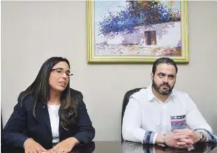  ?? ARCHIVO/LISTÍN DIARIO ?? Visita. Jennifer Báez y Luis Echevarría, ambos representa­ntes de la Comisión Especial de “call centers” de Adozona, considerar­on que la industria sigue creciendo y dinamizand­o la economía nacional.