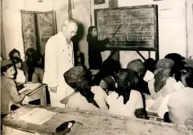  ?? ?? L’Oncle Hô visite une classe à Luong Yên, Hanoï. Archives/CVN