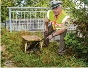  ?? Foto: Reinhold Radloff ?? Der Schwabmünc­hner Inspektion­sleiter Gernot Hasmüller (rechtes Foto) zeigt den Tresor, den Taucher der Polizei Dachau nahe der Wertachbrü­cke in der Wertachau in Schwabmünc­hen gefunden haben.