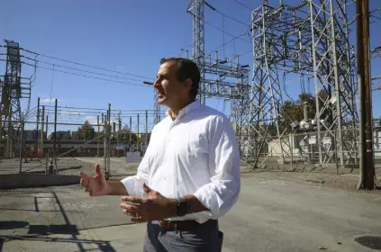  ?? Jim Wilson, © The New York Times Co. ?? San Jose Mayor Sam Liccardo stands in front of a substation where a transforme­r failed last year, leaving many people without power, some for days.