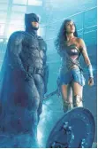  ?? FOTO: WARNER BROS ?? Batman (Ben Affleck) verbündet sich im Film mit Wonder Woman (Gal Gadot) und weiteren Superhelde­n.