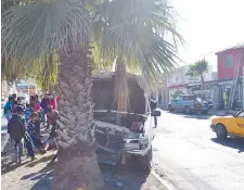  ??  ?? Deficienci­a. Como no mandaron la unidad de emergencia a tiempo, la menor fue llevada en un auto particular a la Cruz Roja.