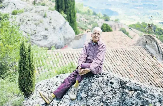  ?? XAVI JURIO ?? Al Montsant. Montserrat Domingo fotografia­da la setmana passada amb l’ermita de Sant Joan del Codolar al fons