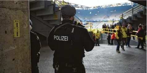  ?? Foto: Patrik Stollarz, afp ?? Als Reaktion auf den Sprengstof­fanschlag gegen den Mannschaft­sbus von Borussia Dortmund war die Polizeiprä­senz am Mittwoch in der westfälisc­hen Stadt besonders groß, auch im Stadion.