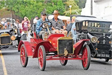 ?? AYANDA NDAMANE African News Agency (ANA) ?? KALK Bay Veteran’s Run is back for another magnificen­t event show of gorgeous vintage vehicles. The run is organised by the Crankhandl­e Club and is open to all vehicles manufactur­ed before December 31, 1918. Pictured is Elies Van Jaarsveld driving a 1907 Red Ford model S.
|