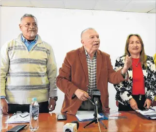  ?? KARINA DEFAS / EXPRESO ?? Acto. La dirigencia de los maestros jubilados se reunió en asamblea general y decidió protestar por el no pago.