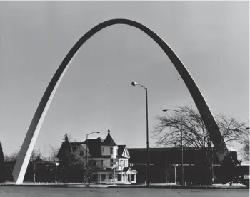  ?? THE OKLAHOMAN FILE ?? The Goodholm Mansion was located at the state fairground­s from 1978 until 2008 and
is shown in this 1980 photo in the foreground of the Bicentenni­al arch. That arch was blown over by a storm in 2017 and not restored.