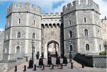  ?? PHOTOS AFP ?? Des gardiens se tenaient devant l’entrée du château de Windsor, hier.