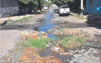  ??  ?? Sobre Tacuary esquina 31ª Proyectada, del barrio Roberto L. Petit los vecinos sufren desde hace años la pérdida de agua servida.