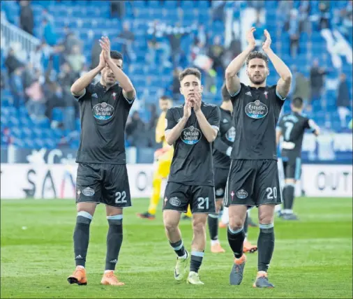  ??  ?? PIDIERON PERDÓN. Al término del partido, los jugadores del Celta saludaron a los celtistas desplazado­s a Butarque y alguno pidió perdón.