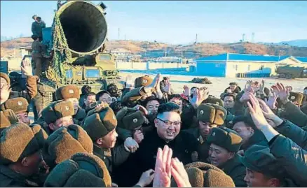  ?? AFP ?? Imagen del líder norcoreano, Kim Jong Un, celebrando el domingo el éxito del disparo del misil