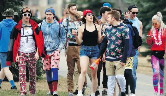  ?? RYAN MCLEOD/FILES ?? Participan­ts will have to buy wristbands this year to attend Bermuda Shorts Day, a party that traditiona­lly marks the end of classes for University of Calgary students.