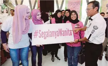  ??  ?? AHMAD Shabery beramah mesra dengan usahawan wanita yang akan menjayakan MAHA 2018, semalam.