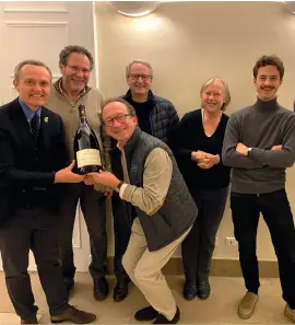  ??  ?? Dans les Hauts-de-Seine, le club Vins et Découverte­s accueille souvent des pros, ici le sommelier David Biraud (à g.) et le vigneron Charles Philipponn­at.