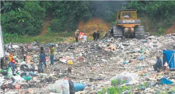  ?? FOTO: JAVIER ROSALES ?? CRISIS. El crematorio municipal de La Ceiba ya no reúne las condicione­s para ser un depósito final. Actualment­e no se la da un trato debido a los residuos.