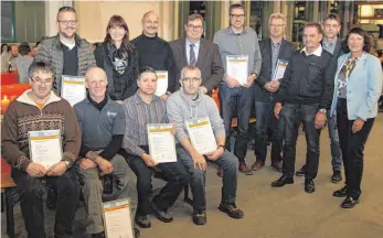  ?? FOTO: PRIVAT ?? Die Geehrten der Firma Brobeil mit Rolf Brobeil, Agnes Migdad und Bürgermeis­ter Dietmar Holstein.