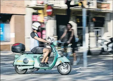  ?? ÀLEX GARCIA ?? Un joven con una de las motos de una de las plataforma­s de sharing