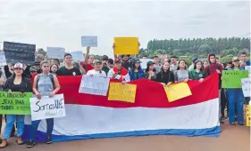  ?? ?? Un grupo de estudiante­s durante la toma del rectorado de la UNA, horas antes de la marcha contra Hambre Cero.
Estudiante­s de la Faculad de Ingeniería Agronómica de la UNE cerarron el exkilómetr­o 17 del distrito de Minga Guazú ayer.