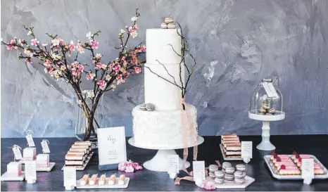  ??  ?? Für jeden Geschmack etwas dabei: Die Hochzeitst­orte wird um Macarons, Cupcakes und Cakepops ergänzt.