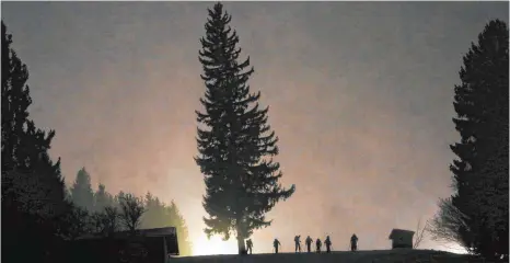  ?? FOTO: ARCHIV ?? Feierabend, die Nacht bricht an: Für immer mehr Winterspor­tler ist dies die bevorzugte Zeit, um mit ihren Skiern auf Berge zu steigen.