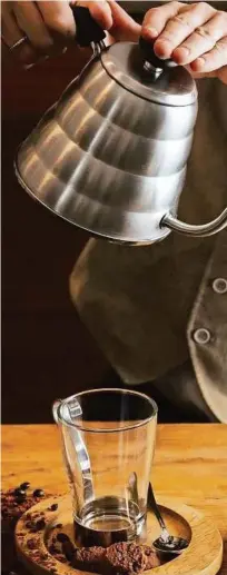  ??  ?? Imagepolit­ur: Filterkaff­ee gilt heute nicht mehr als schale Brühe, die Zubereitun­g wird gern stilvoll zelebriert