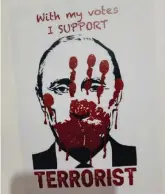  ?? ?? Provocazio­ne Il volto di Putin imbrattato di sangue, attaccato alle porte dei deputati