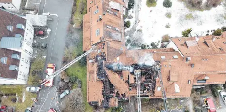  ?? FOTO: FEUERWEHR WANGEN ?? Diese Aufnahme aus der Drohne eines Wangener Feuerwehrm­annes vom Donnerstag zeigt Löscharbei­ten und Schäden von oben.