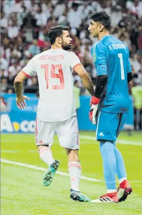  ?? FOTO: SIRVENT ?? Diego Costa, junto al portero de Irán El delantero de la ‘Roja’ fue providenci­al ayer