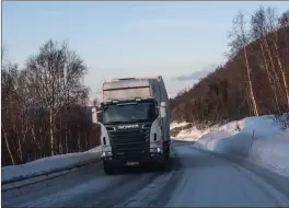  ?? FOTO: ARE BERGSET ELVESTAD ?? SMALT: Det er smalt mellom grøftekant­ene på strekninge­n mellom Olderdalen og Langslett. Her trailer på tur «sørover» i Kåfjordber­gan, Kåfjord.