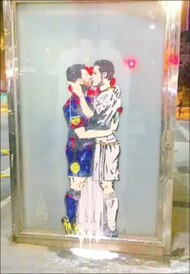  ??  ?? Amor ciego es el título del grafiti realizado por el artista urbano Tvboy, en el que aparecen Messi y Ronaldo besándose ■ Foto Twitter @tvboy