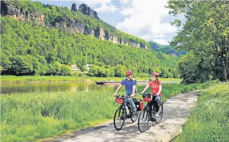  ?? FOTO: ADFC ?? Der 1260 Kilometer lange Elberadweg führt durch Wiesen und am Fluss entlang. Die Elbe ist der zweitgrößt­e Fluss Deutschlan­ds.