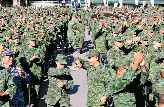  ?? JAVIER RÍOS ?? Los soldados celebraron en el Zócalo con baile a ritmo de la Sonora Dinamita y una comida, acompañado­s por familiares.