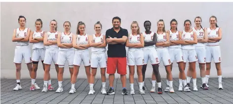  ?? FOTO: WOLFGANG ROMMERSKIR­CHEN ?? Die TG Neuss Junior Tigers 2020/2021: (v.l.) Céline Glock, Friederike Harms, Lena Eicker, Dana Hartwig, Karla Lukas, Luisa Lukas, Trainer Dragan Ciric, Madleen Reipen, Lydia Sy, Amelie Roos, Anna Tenge, Jule Schillings, Laura Berner, Paula Zumm.