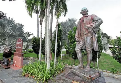  ?? — CHAN boon Kai/the Star ?? dealing with the past: Last year, vandals splashed red paint on the statue of Penang founder Captain Francis Light at Fort Cornwallis in George Town. around the world, statues and monuments of long revered colonial figures were also spray-painted or beheaded.