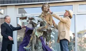  ?? Molyneux Associates ?? Sons Gareth and Morien Morgan unveil the statue of writer, scientist and feminist Elaine Morgan, which has been unveiled in Mountain Ash, south Wales, as part of a campaign to honour great Welsh women. Photograph: