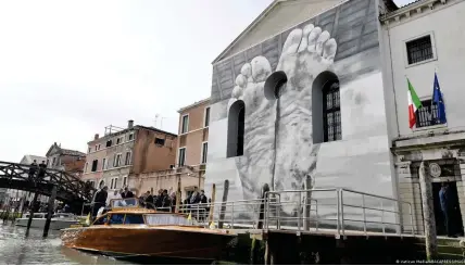  ?? Bild: Vatican Media/ABACAPRESS/MAGO ?? Biennale-Pavillon des Vatikan auf der Insel Giudecca: "Mit meinen Augen"