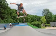  ?? Foto: Florian Harrer ?? Auf dem neuen Skateplatz in Illertisse­n zeigen die Wettbewerb­steilnehme­r Tricks auf Inlineskat­es, BMX Rad, Skateboard und Streetboar­d.