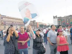  ??  ?? Algunas de las personas que arribaron al Zócalo capitalino comentaron haber apoyado a López Obrador desde sus dos intentos anteriores por ganar la Presidenci­a.