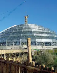  ??  ?? Gigantesca
La cupola del parco zoologico tropicale di Beauval, in Francia, alto 38 metri e con un diametro di cento
