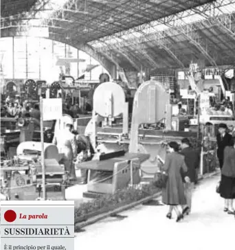  ?? ( Publifoto/ Lombardia Beni culturali) ?? Milano, 1950 Visitatori davanti alle macchine per il legno nel padiglione della meccanica della Fiera Campionari­a